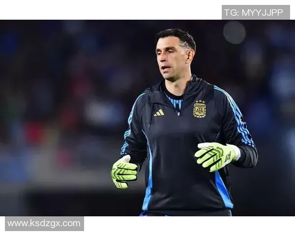 马丁内斯：从足球场上的传奇到生活中的真实故事